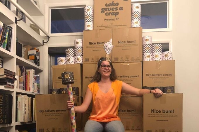 Una mujer se sienta sobre un "trono" fabricado con cajas de papel higiénico en Toowoomba, Australia, donde hay escasez de este producto por el coronavirus