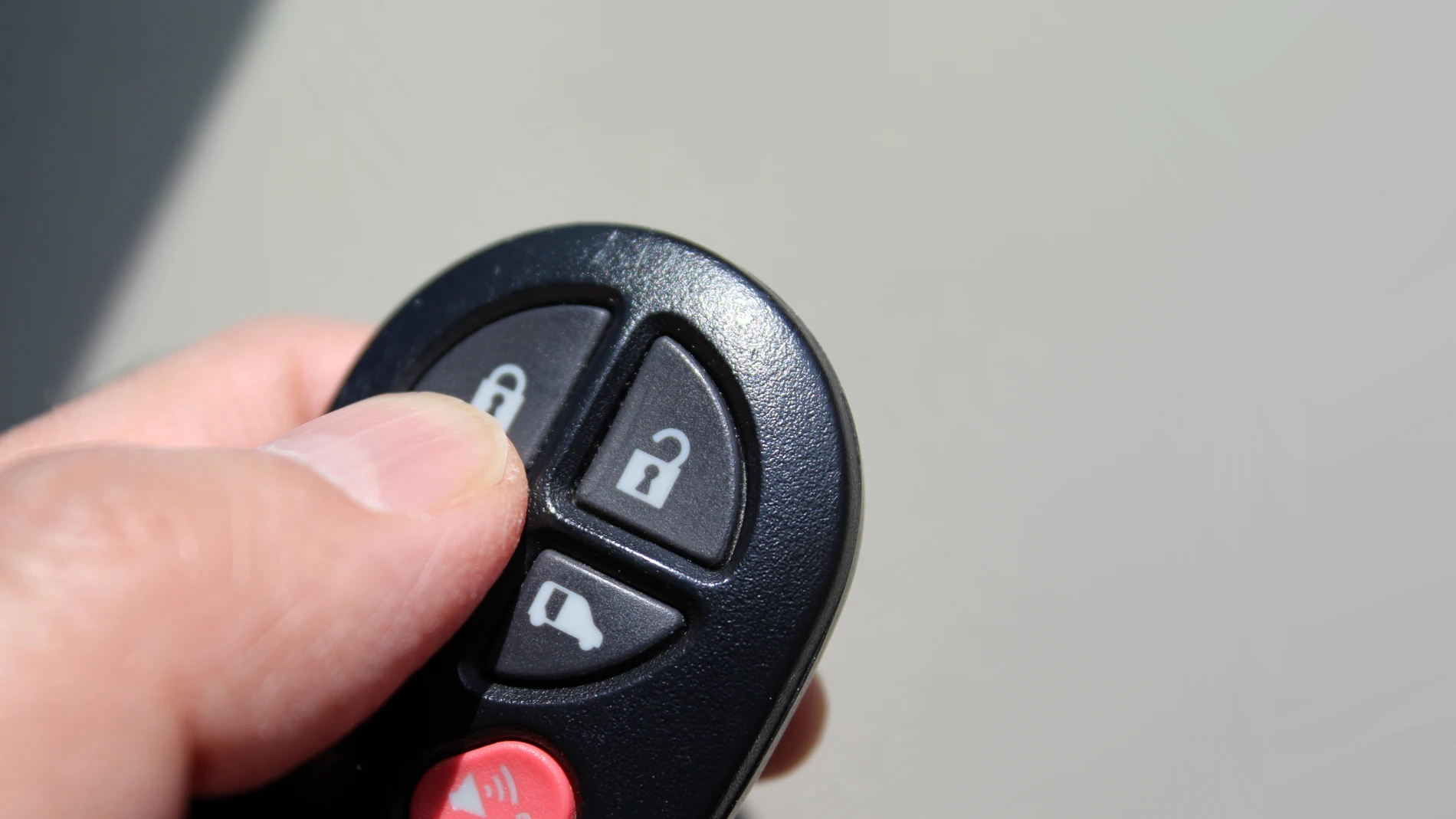 Vulnerabilidades en la encriptación de la comunicación vía radio a corta distancia