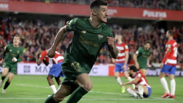 GRAF2042. GRANADA, 05/03/2020.- El defensa del Athletic de Bilbao, Yuri Berchiche, celebra el gol que les ha dado el pase a la final de la Copa del Rey durante el encuentro que ha disputadofrente al Granada en el Estadio Nuevo Los Cármenes, en la capital nazarí. EFE/Pepe Torres