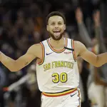 Stephen Curry reapareció con los Warriors ante los Toronto Raptors