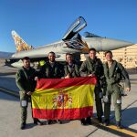 Pilotos de Eurofighter posan con la bandera de España en la base de Nellis. Foto: Ejército del Aire