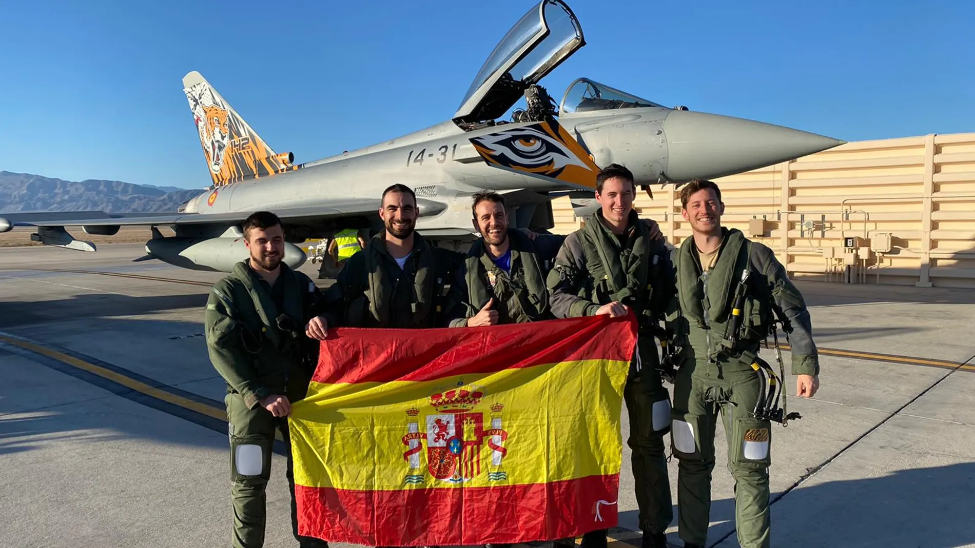 Pilotos de Eurofighter posan con la bandera de España en la base de Nellis. Foto: Ejército del Aire