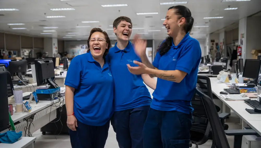 Giovanna, Vicky y Estefanía sonríen tras una jornada de trabajo más. Cada una de ellas tiene una historia por contar