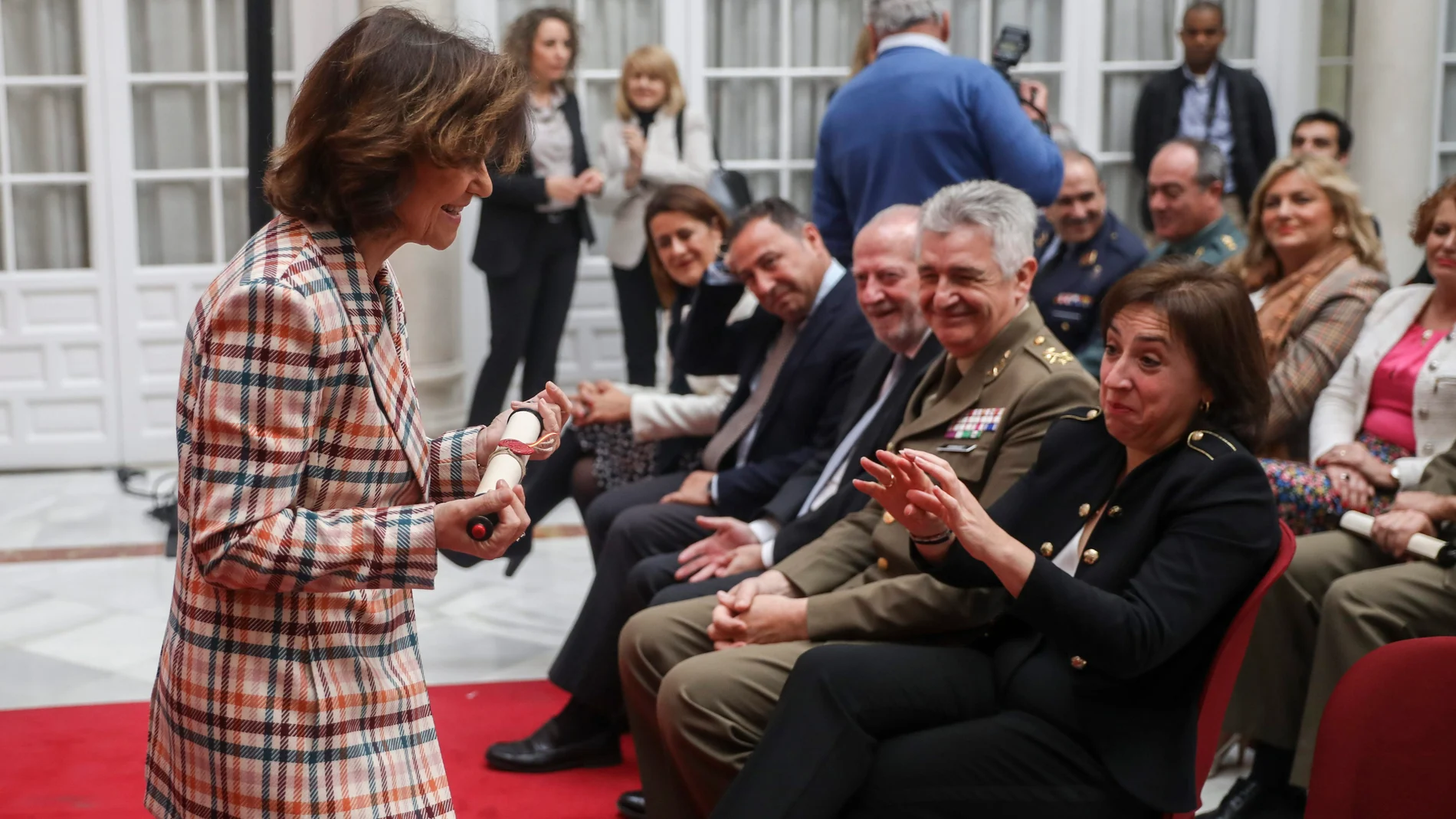 Carmen Calvo con la nueva delegada del Gobierno en Andalucía