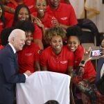 Joe Biden se hace un selfie con sus simpatizantes en una iglesia metodista (EFE)