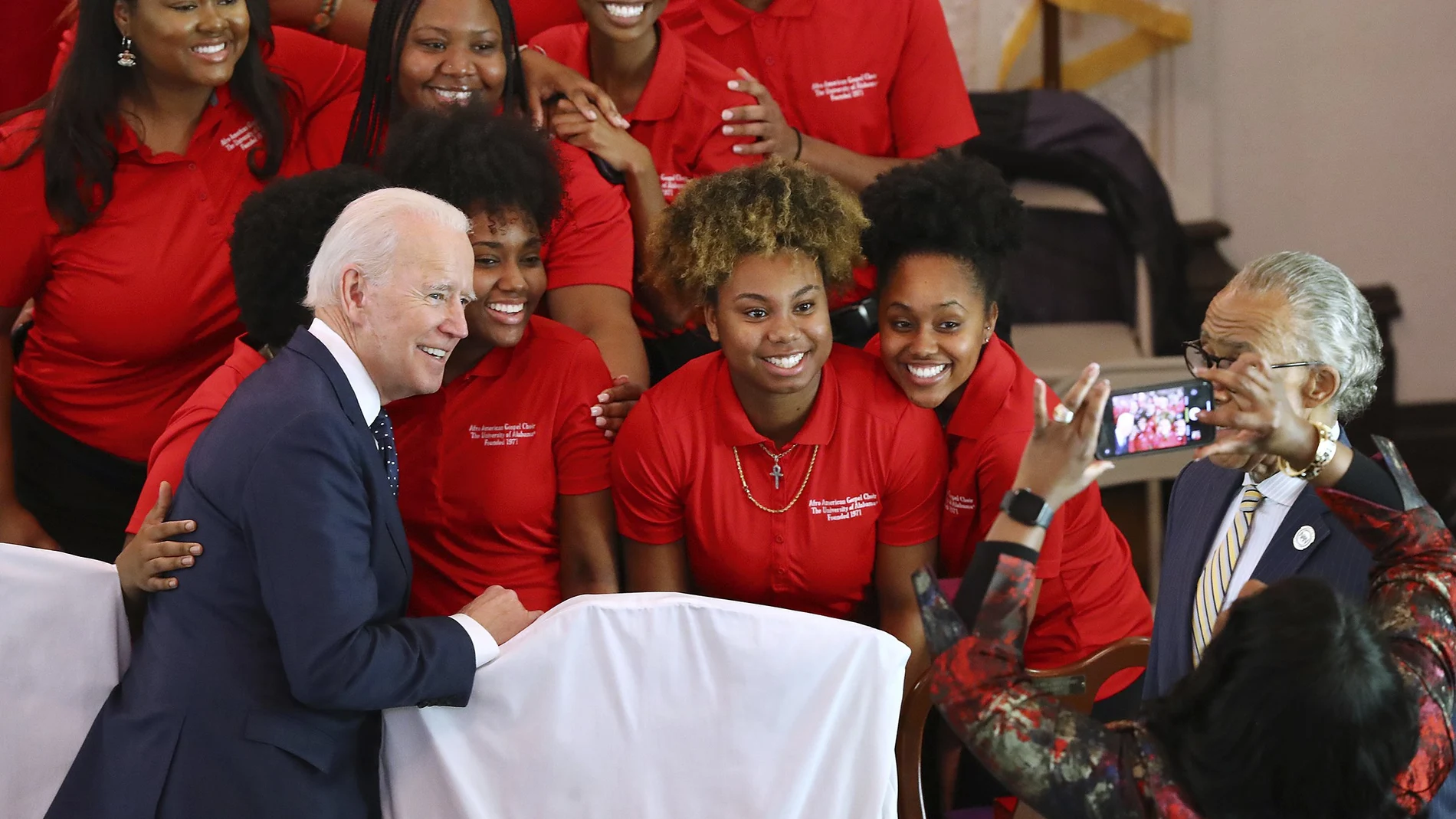Joe Biden se hace un selfie con sus simpatizantes en una iglesia metodista (EFE)