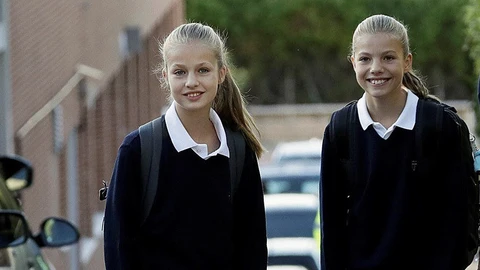 La princesa Leonor y la infanta Sofía a las puertas del colegio Santa María de los Rosales de Madrid.