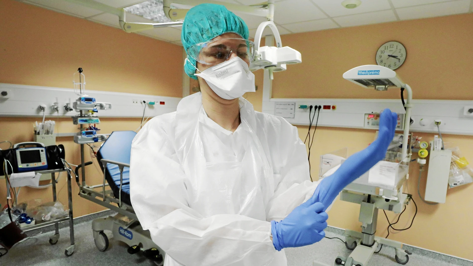 Una enfermera se prepara para evaluar a un paciente en un hospital pediátrico