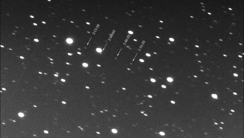 El asteroide (3200) Faetón, capturado 4 veces con un telescopio sobre el fondo estrellado. Como se puede observar, no es posible distinguir ningún detalle del asteroide.