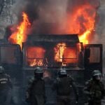 Un vehículo policial de cañones de agua se incendió durante una protesta contra el gobierno de Chile en Santiago, Chile, 6 de marzo de 2020. (REUTERS / Ivan Alvarado)