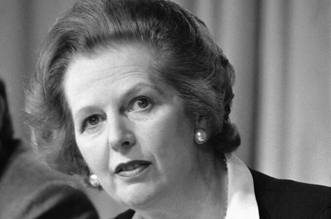 La primera ministraMargaret Thatcher raises durante un debate político