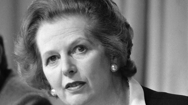 La primera ministraMargaret Thatcher raises durante un debate político