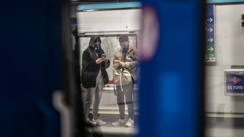 Mascarillas en los andenes del Metro de Madrid.
