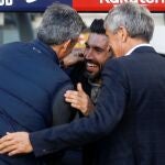 Quique Setién y su segundo Eder Sarabia saludan al técnico de la Real Sociedad, Imanol Alguacil, durante la última jornada de Liga que se disputó, en marzo
