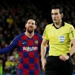 Messi recrimina la actuación de Juan Martinez Munuera