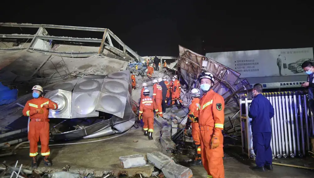 Los equipos de rescate en el hotel derrumbado de cinco pisos en la ciudad de Quanzhou