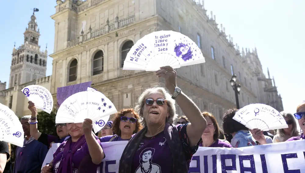 Un grupo de mujeres en Sevilla durante la manifestación del 8M en 2020, antes de que se declarara la pandemia de la Covid-19