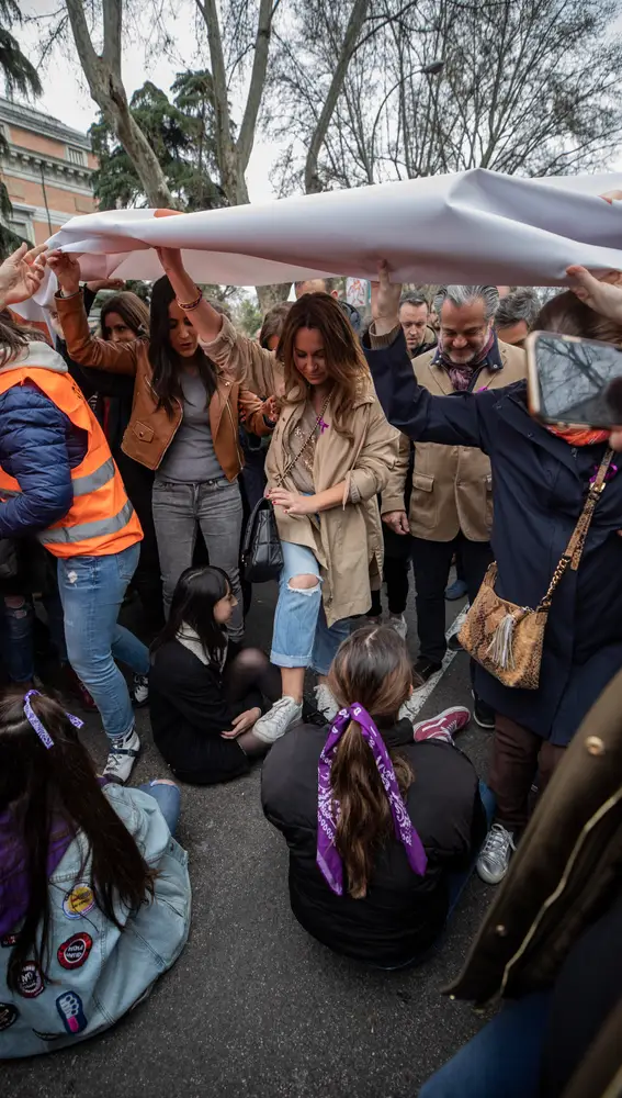 Un grupo de manifestantes impiden el paso al grupo del partido de  Ciudadanos que finalmente tuvo que abandonar la marcha escoltado por la Policía Nacional.