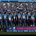 Los jugadores del Levante posan con las camisetas de las jugadoras del Levante Femenino en la previa del partido ante el Granada, correspondiente a la jornada 27 de LaLiga Santander que se disputa este domingo entre ambos equipos en el estadio Ciudad de Valencia