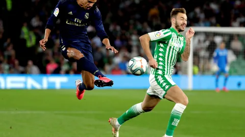 GRAF4026. SEVILLA, 08/03/2020.- Loren Morón con el Betis frente al Real Madrid. EFE/Julio Muñoz.