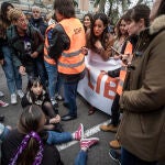 Begoña Villacís de Ciudadanos discute con unas manifestantes que les impidieron el paso durante la Manifestación por el Día Internacional de la Mujer en Madrid.