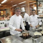 Óscar Velasco y Andoni Luis, preprarando juntos uno de sus platos estrella en la cocina del restaurante Santceloni