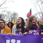 La ministra de Igualdad, Irene Montero (centro), en la manifestación del 8M detrás de la pancarta de Unidas Podemos.