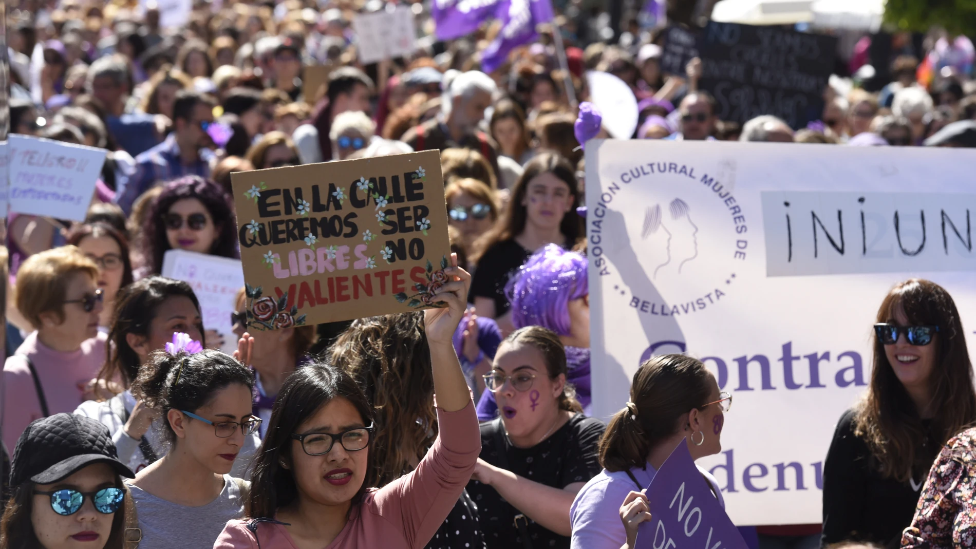 Un grupo de mujeres pasa por la avenida de la Constitución de Sevilla en la manifestación por el 8M
