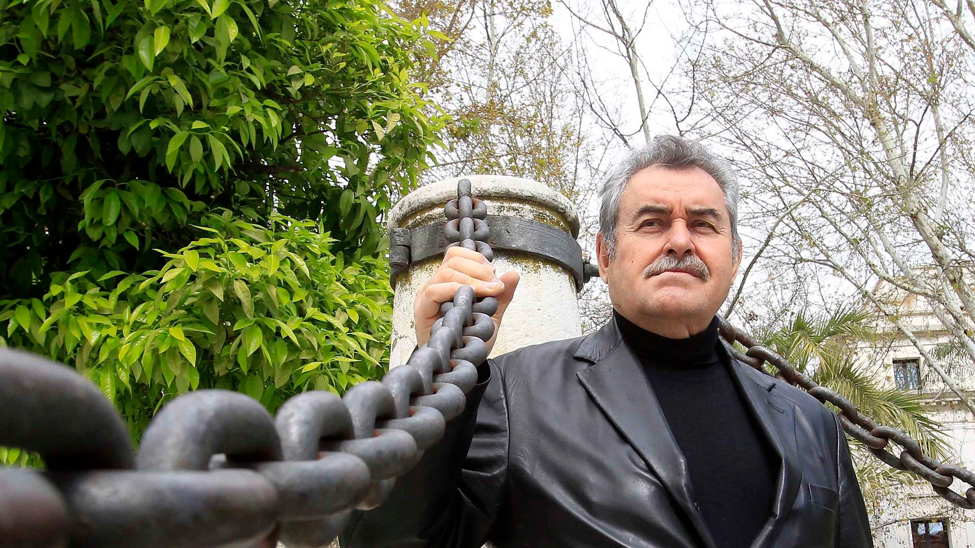 El escritor Fermín Bocos, en la Plaza Nueva de Sevilla