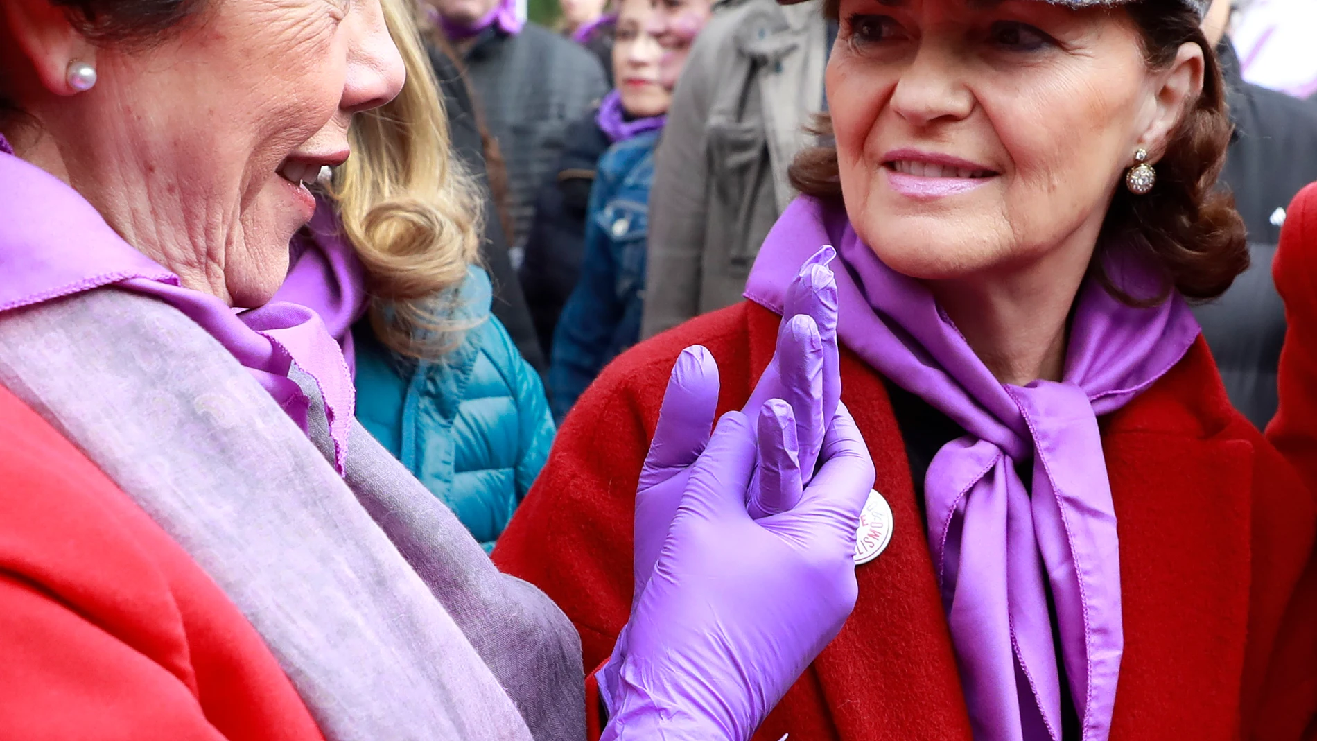 La ministra de Educación y la vicepresidenta del Gobierno durante la manifestación