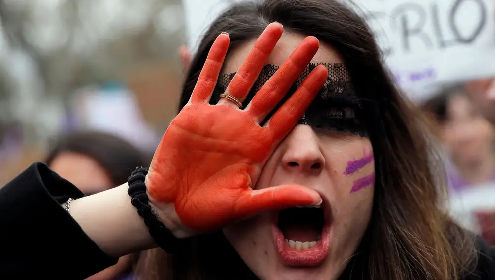 Una manifestante con la cara y las manos pintadas durante la manifestación del Día internacional de la Mujer.