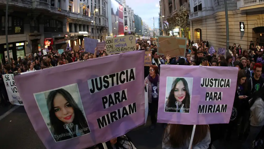Amigas de Miriam, una joven a la que mataron en Meco el año pasado mientras sacaba a sus perros y cuyo asesino no ha sido detenido, participan en la manifestación del 8M de Madrid.