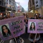 Amigas de Miriam, una joven a la que mataron en Meco el año pasado mientras sacaba a sus perros y cuyo asesino no ha sido detenido, participan en la manifestación del 8M de Madrid.