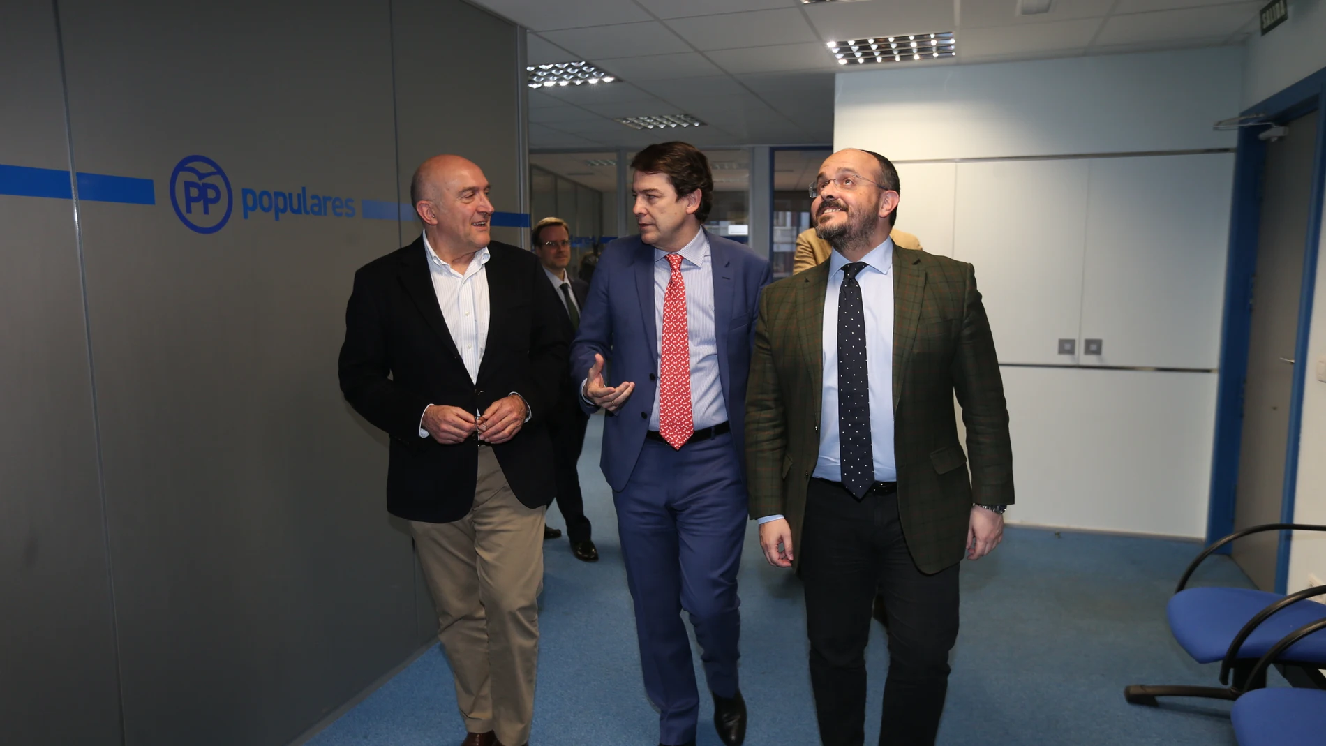 El presidente Fernández Mañueco junto al del PP de Valladolid, Jesús Julio Carnero, y el de Cataluña, Alejandro Fernández, en la Interparlamentaria del PP
