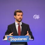 El presidente del Partido Popular, Pablo Casado, interviene en una rueda de prensa convocada ante los medios tras la reunión del Comité de Dirección del PP