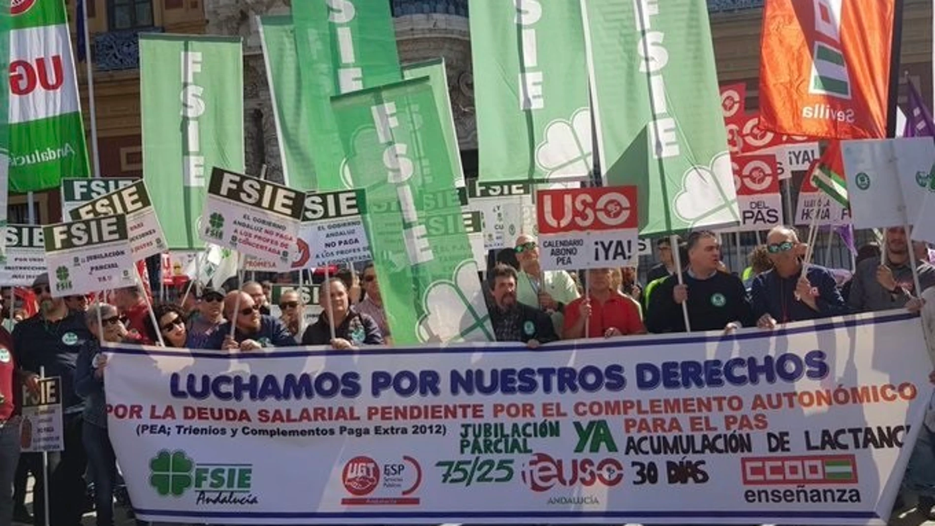 Unos 500 trabajadores de la concertada protestan en Sevilla para exigir a la Junta que "cumpla" sus promesas laborales