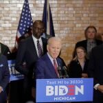 Joe Biden interviene en un acto de campaña en Flint, Michigan, este lunes