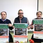 Los líderes agrarios de Asaja, Uccl y Coag, José Ramón Alonso, Ignacio Arias y Alberto Duque, respectivamente, presentan la tractorada