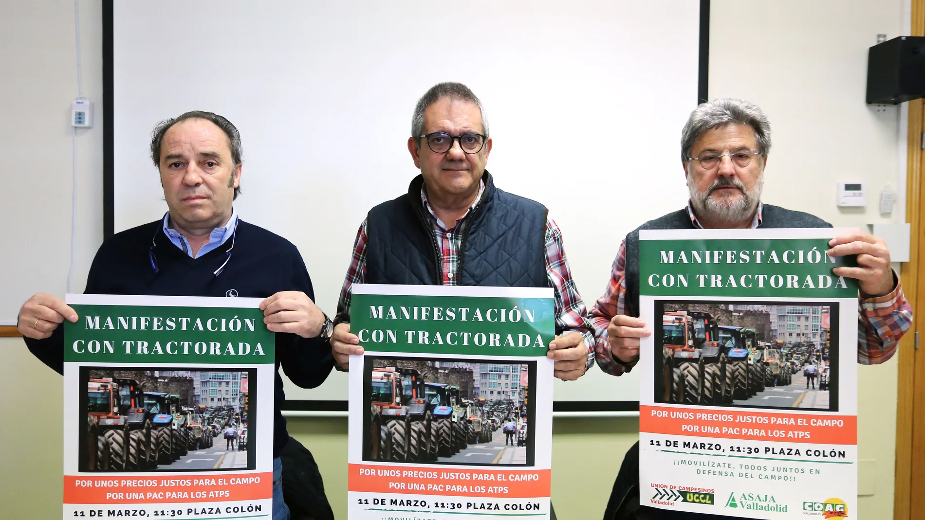 Los líderes agrarios de Asaja, Uccl y Coag, José Ramón Alonso, Ignacio Arias y Alberto Duque, respectivamente, presentan la tractorada