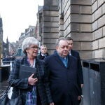 Alex Salmond abandona el Alto Tribunal tras la primera jornada del juicio que se sigue contra él tras la acusación de diez mujeres