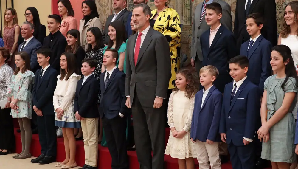 Felipe VI con los escolares ganadores de la XXXVIII edición del concurso escolar, `¿Qué es un Rey para ti?