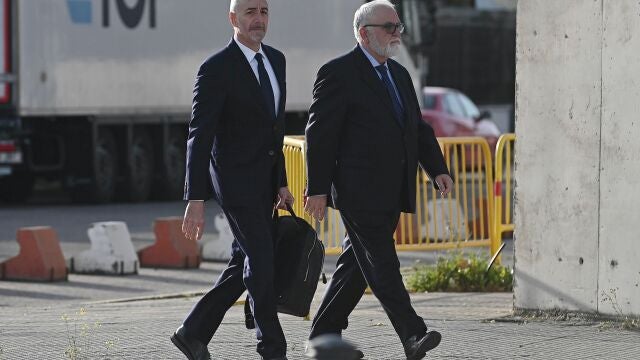 El expresidente de las Cortes valencianas y exdirector general de la Policía, Juan Cotino (d) a su llegada a la Audiencia Nacional este lunes en San Fernando de Henares, Madrid donde comienza el juicio por la supuesta contratación irregular de una empresa de Gürtel para actos celebrados por la visita del papa Benedicto XVI a Valencia en 2006, acompañado por su abogado, Juan Carlos Navarro.