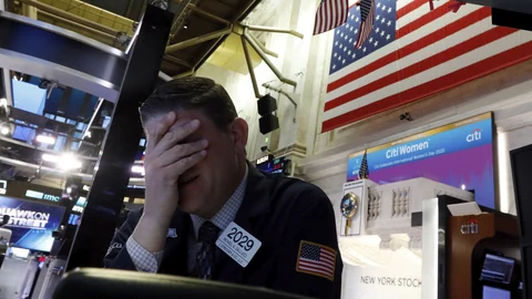 Operadores en el parqués de Wall Street