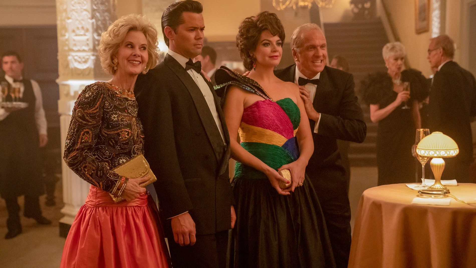 De izda. a dcha., Mary-Beth Manning, como Roxanne, Andrew Rannells es Blair, Casey Wilson, como Tiff Georgina y Patrick Fabian, como Governor Putnam, en "Black Monday" / Foto: Nicole Wilder/SHOWTIME.