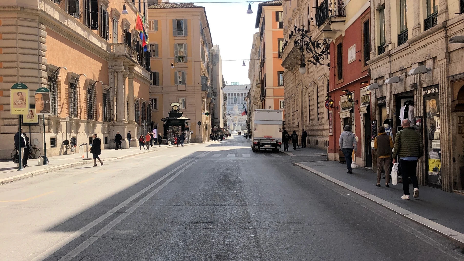 Ni coches ni peatones en Vía del Corso. Lunes 9 de marzo once la mañana