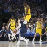 Edmond Sumner hace falta a Doncic en el partido entre Indian y Dallas