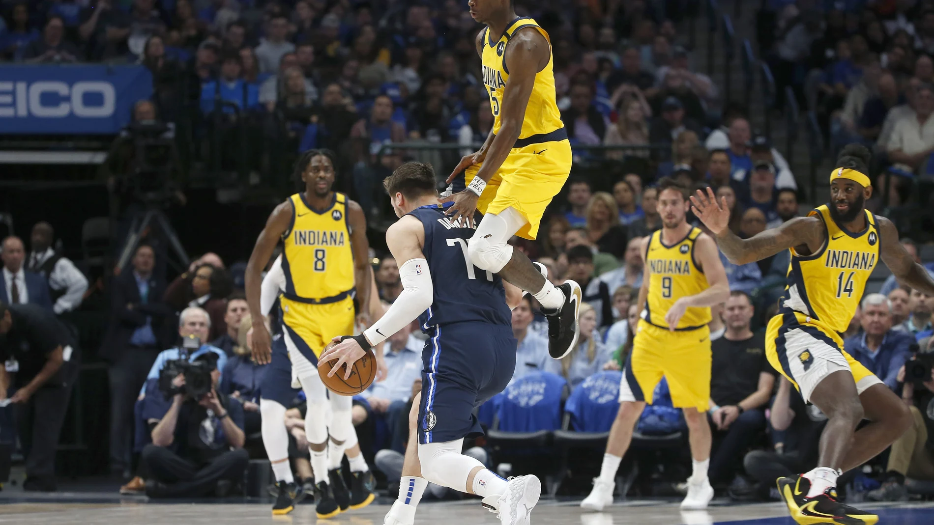 Edmond Sumner hace falta a Doncic en el partido entre Indian y Dallas