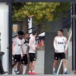 Varios jugadores del Valencia CF se dirigen este lunes al entrenamiento, celebrado en la localidad valenciana de Paterna, previo al partido de vuelta de los octavos de final de la Liga de Campeones que disputa este martes ante el Atalanta, encuentro que se jugará a puerta cerrada en Mestalla (Valencia) por la crisis del coronavirus.