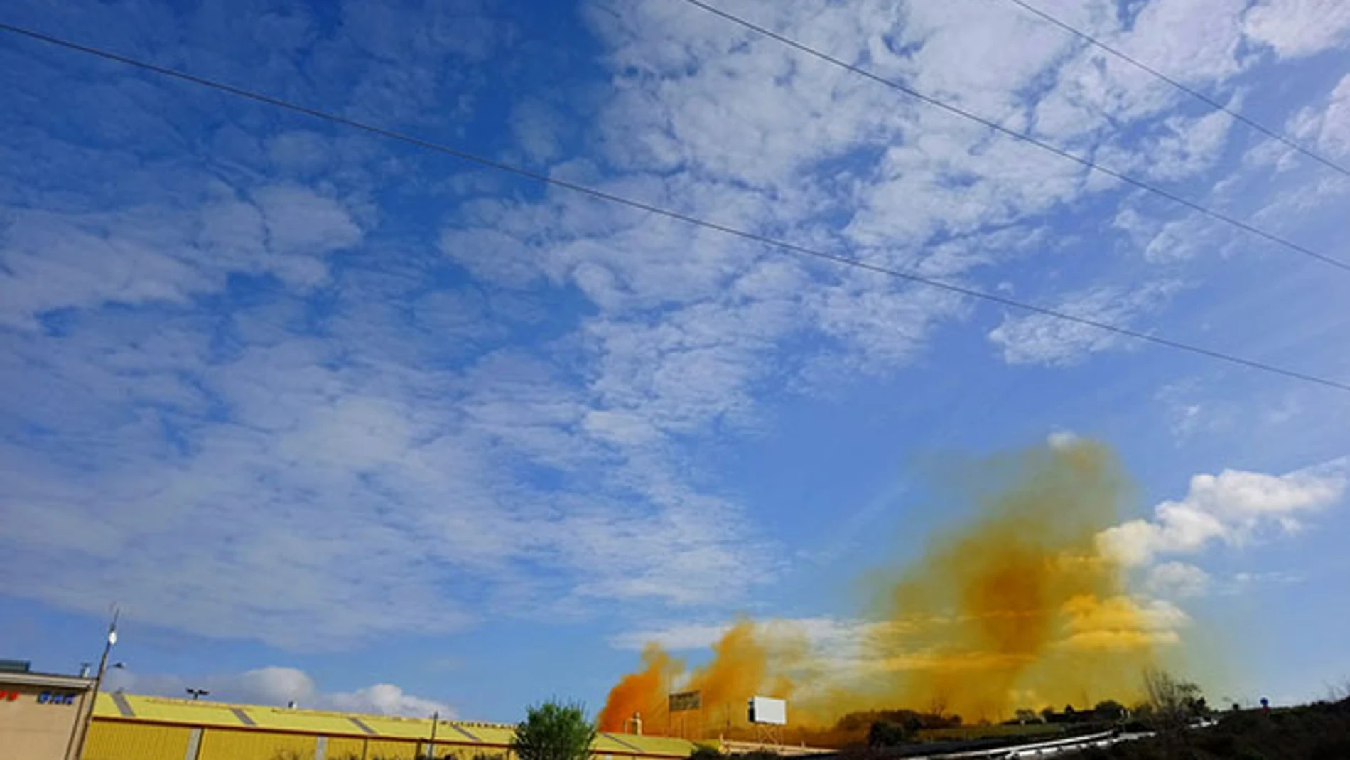 Nube de color amarillento en el entorno de la acerería Roldán en Ponferrada