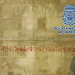 Pintadas con versículos bíblicos en la Catedral de Granada